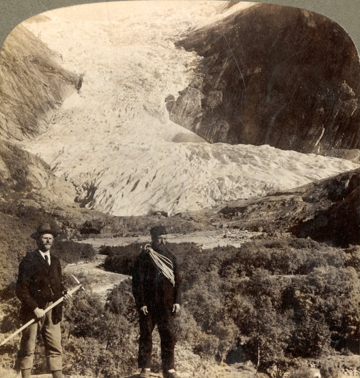 Den farliga Brigsdalsglaciären, en av de största i hela Norge, c1905. av Unbekannt