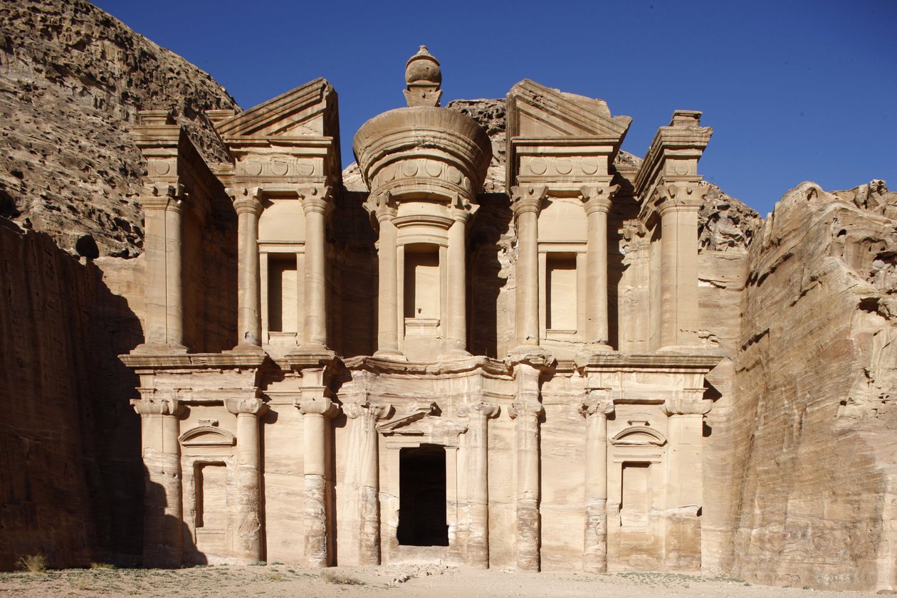 Petras arkeologiska plats: Al-Dier, eller klostret (uppkallat efter tidigare användning av graven), den största graven i Petra, Petra, Jordanie av Unbekannt