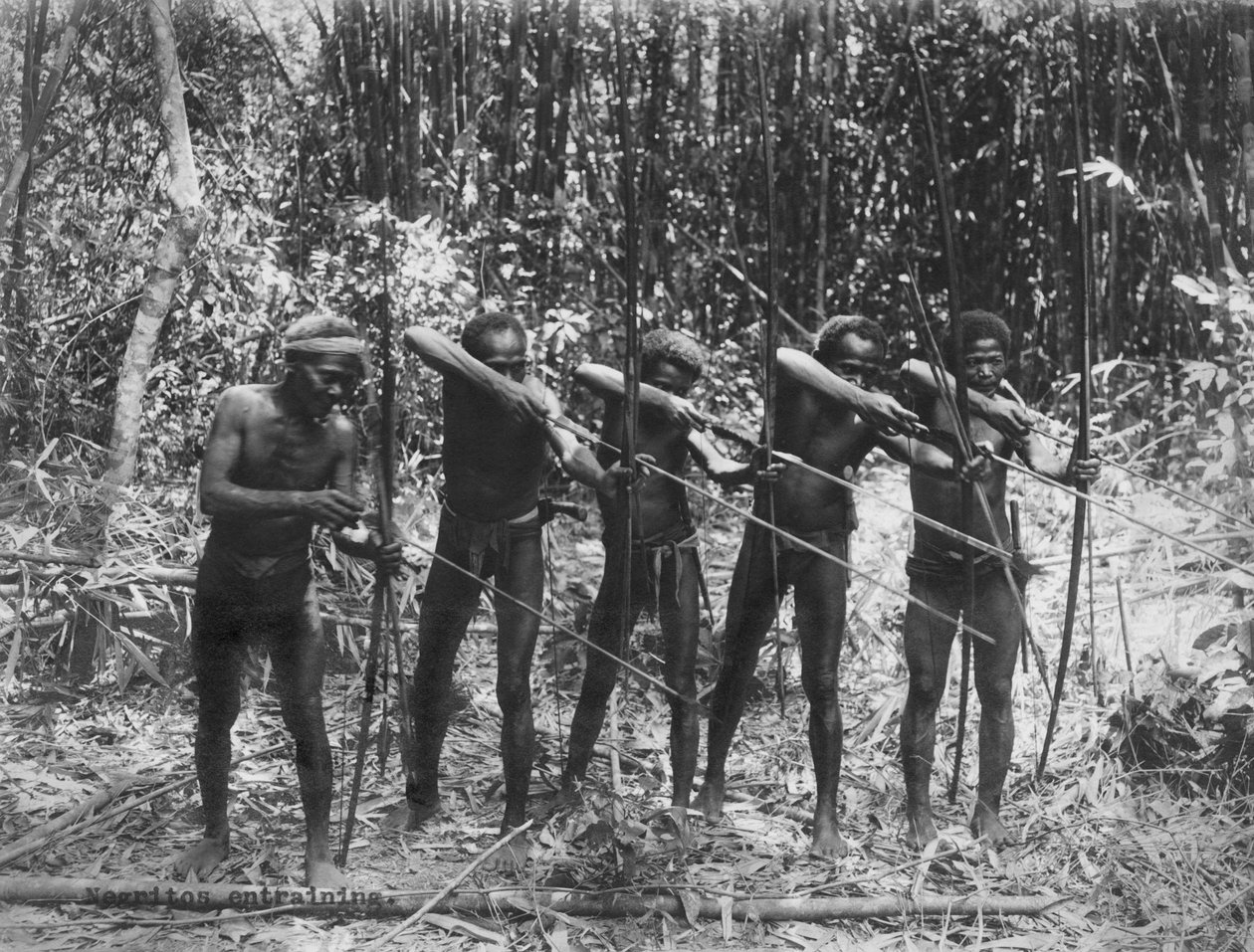 Filippinerna: ca 1890 Manliga medlemmar av Negrito-stammen visar sina jaktkunskaper (s/v foto) av Unbekannt