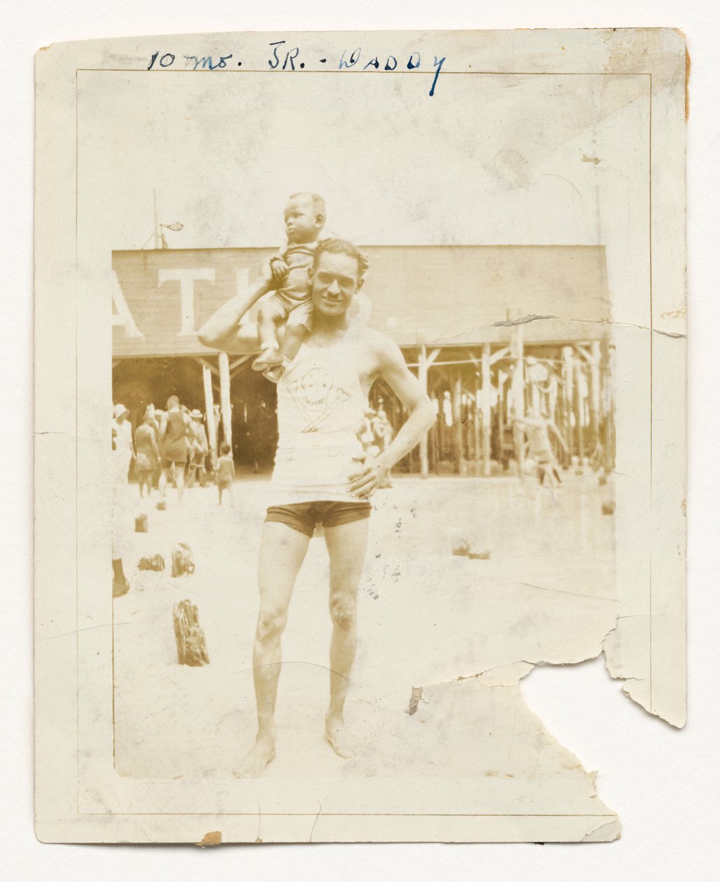 Fotografi av Cpl. Lawrence Leslie McVey med sin son, Lawrence McVey Jr., 1925. av Unbekannt