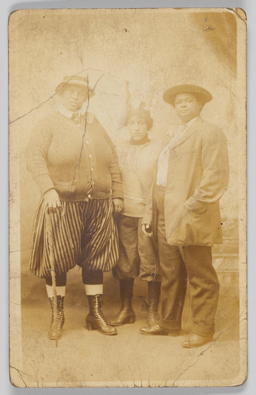 Fotografiskt vykort av tre oidentifierade kvinnor, 1904-1918. av Unbekannt