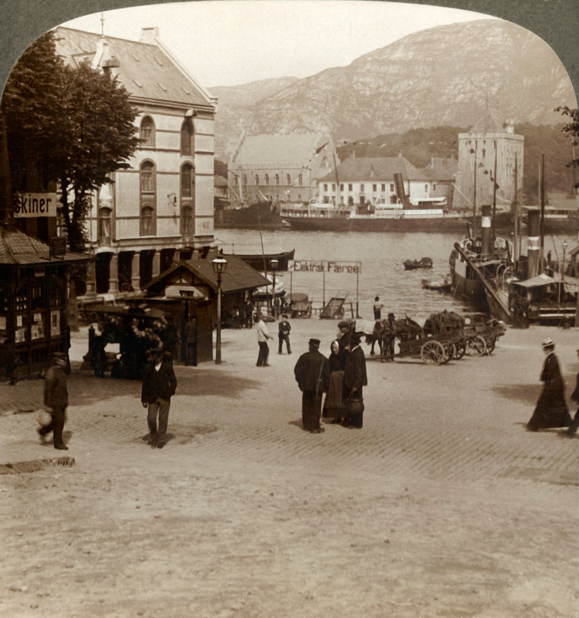 Pittoreska gamla fästningen Bergenhus, från ett torg i modern stad, Bergen, Norge, 1905. av Unbekannt
