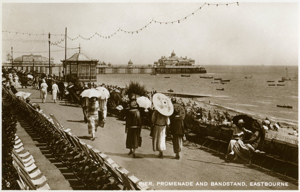 Pir, strandpromenad och läktare, Eastbourne, Sussex, c1920-talet av Unbekannt