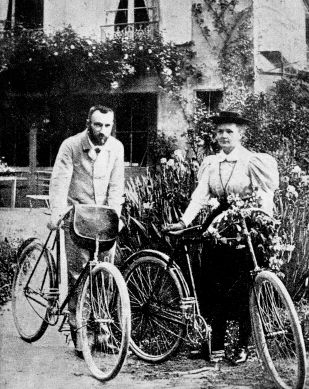 Pierre och Marie Curie, franska fysiker, förbereder sig för att cykla av Unbekannt