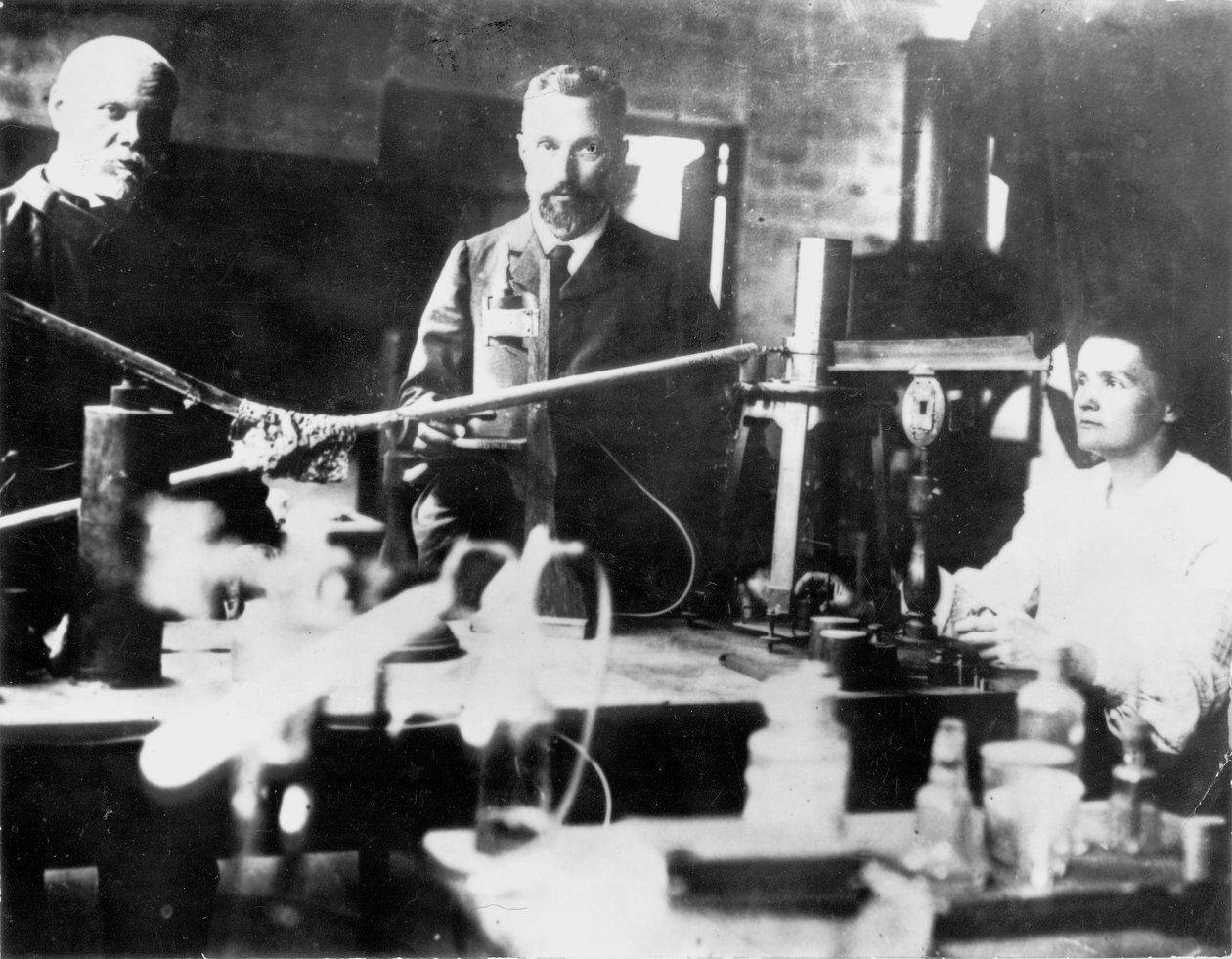 Pierre och Marie Curie, franska vetenskapsmän, på jobbet i laboratoriet av Unbekannt