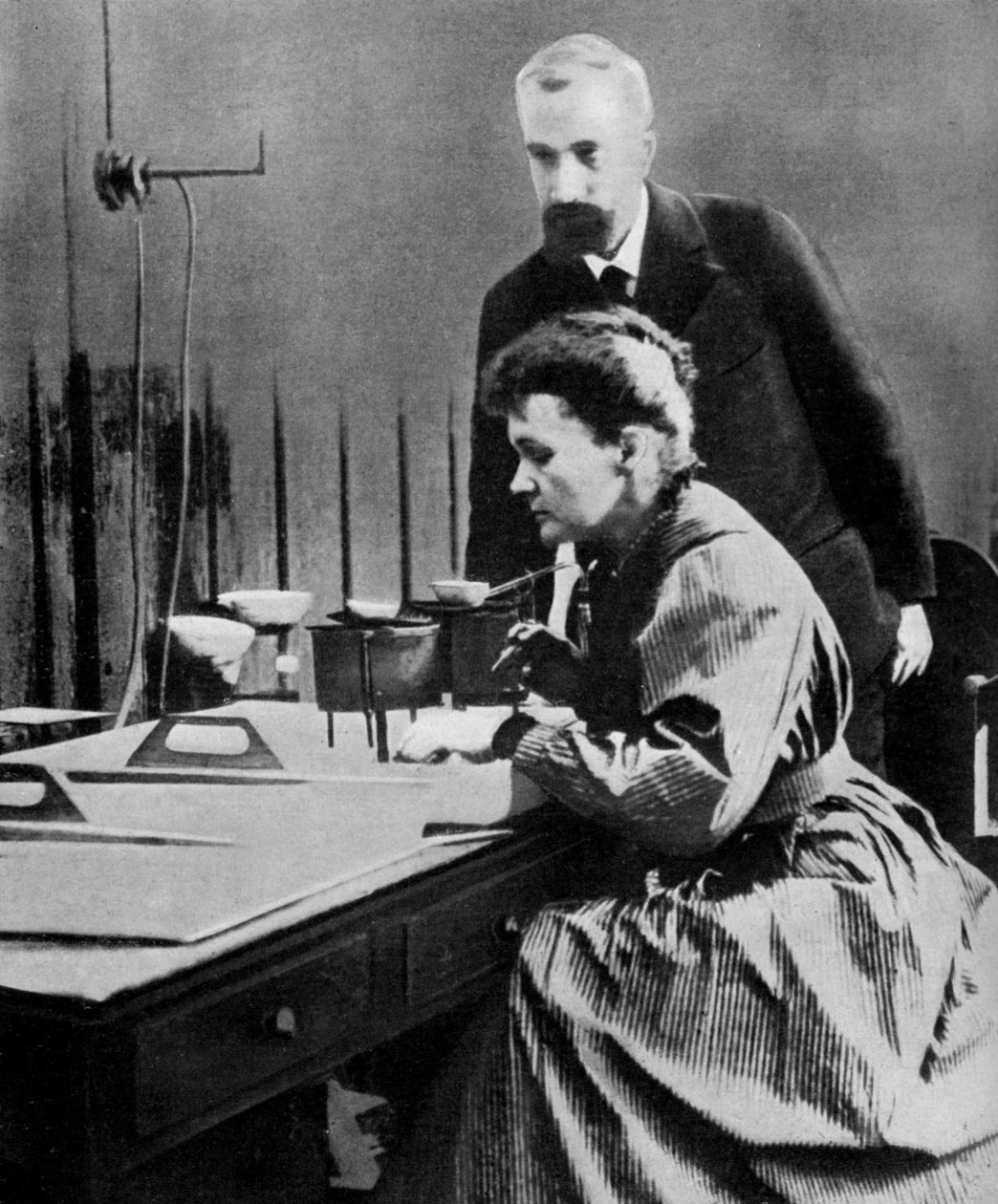Pierre och Marie Curie i deras laboratorium, 1898 1951 av Unbekannt