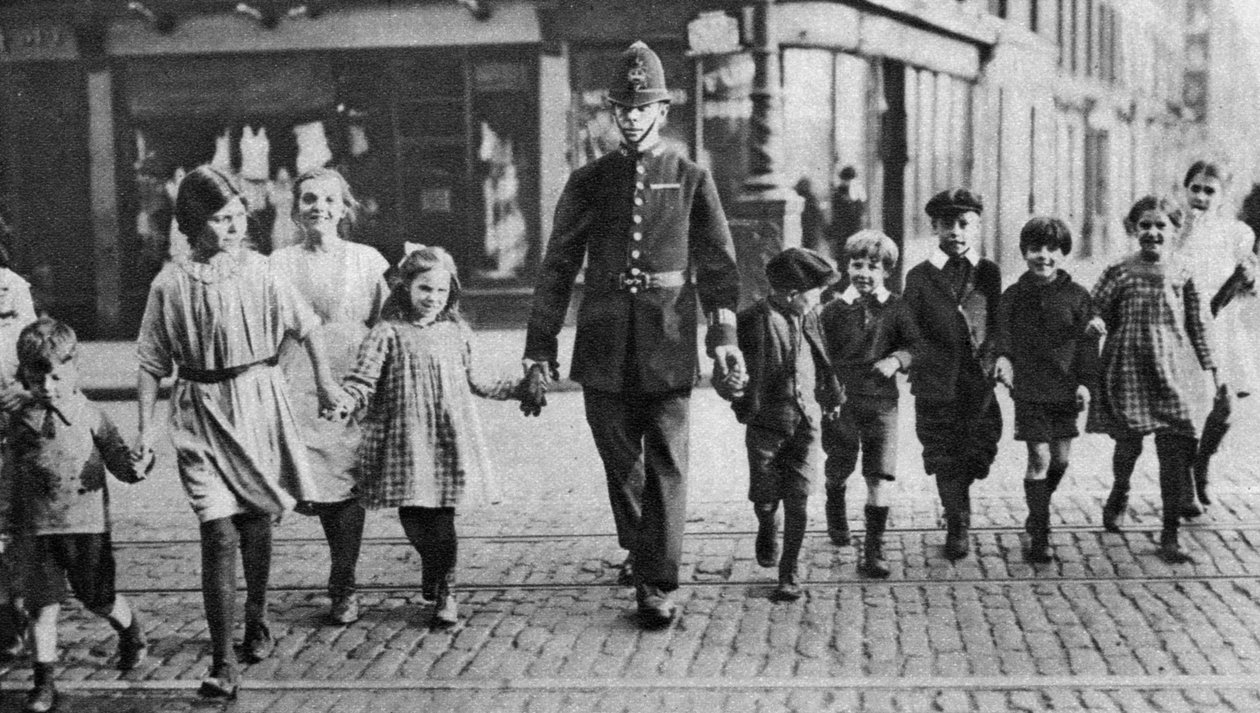 Polis som hjälper skolbarn över vägen, East End, London, 1926-1927 av Unbekannt