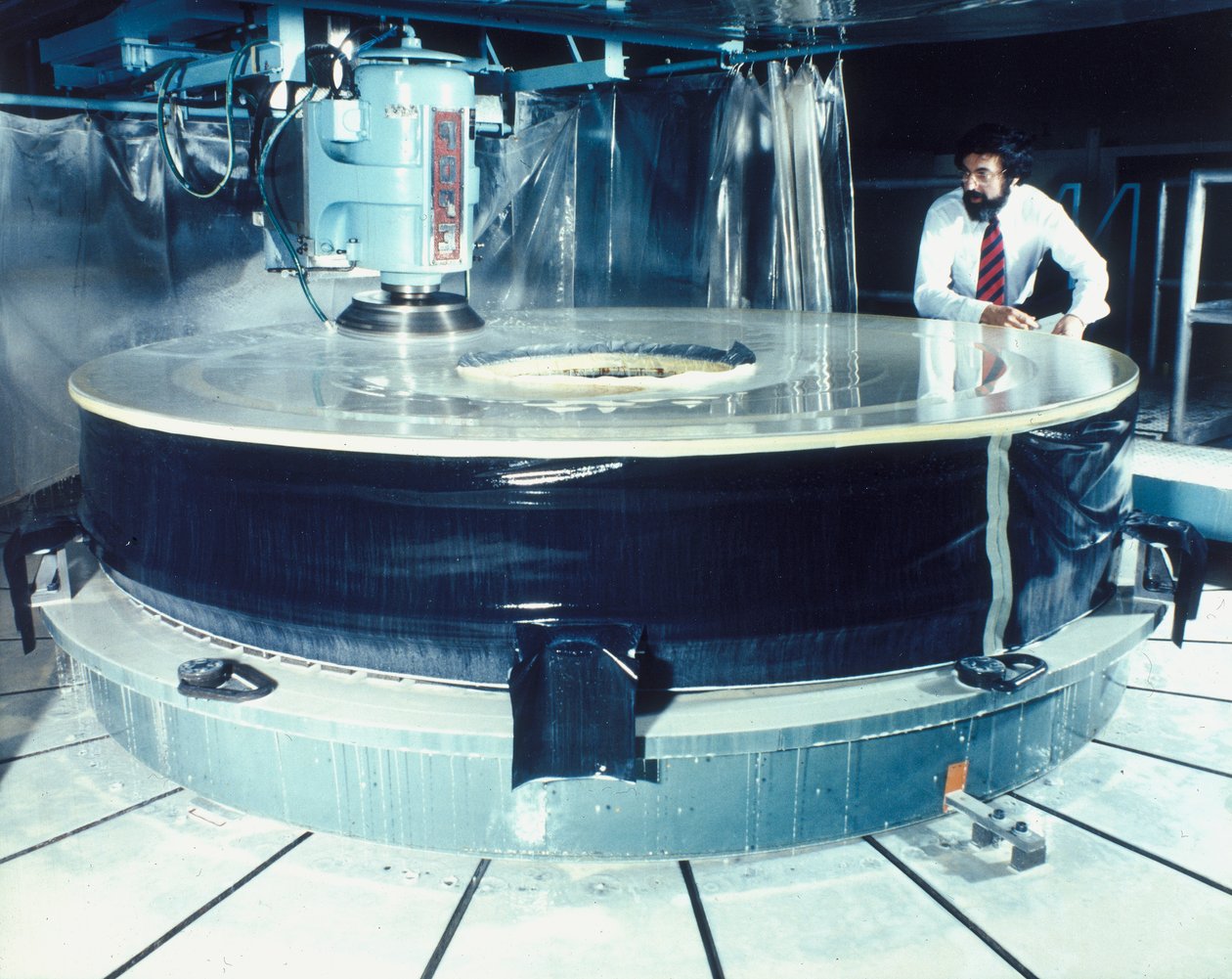 Polering av Hubble-teleskopets spegel, 1980-talet av Unbekannt