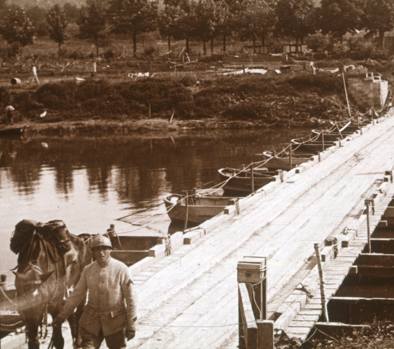 Pontonbro över floden Aisne vid Venizel, Aisne, Frankrike, c1914-c1918 av Unbekannt
