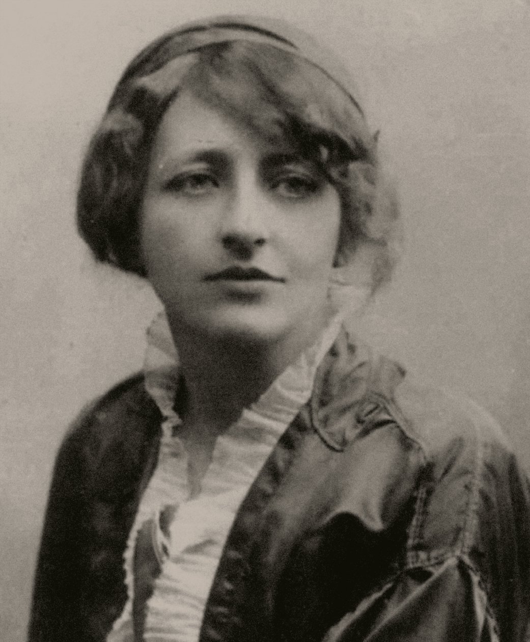 Porträtt av grevinnan Fanny Franziska zu Reventlow 1871-1918, ca 1900. av Unbekannt