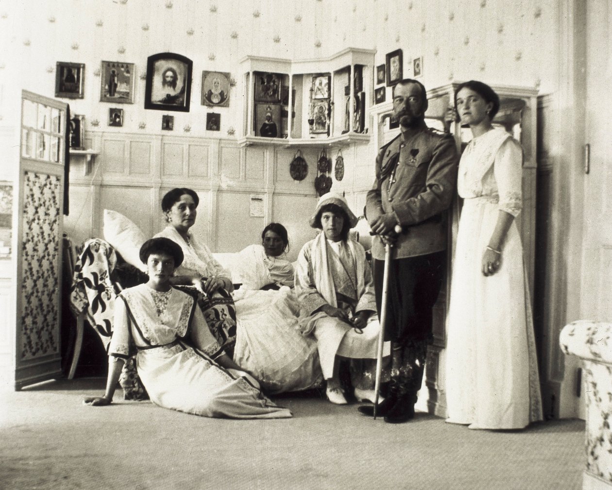 Porträtt av tsar Nicholas II (1868-1918) med sin familj, från vänster till höger Tatiana, Alexandra (hans fru), Anastasia, Maria och Olga, ca. 1910 (s/v foto) av Unbekannt