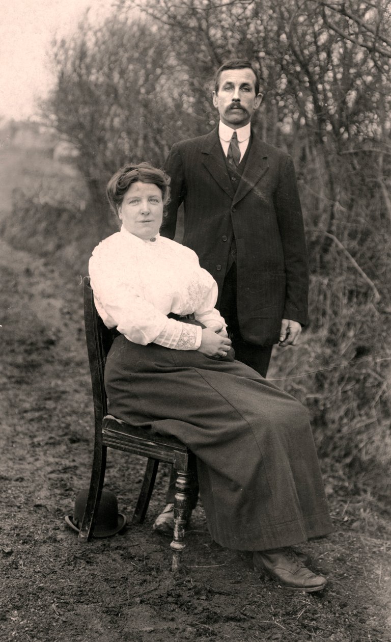 Porträtt av ett par utomhus, tidigt 1900-tal av Unbekannt