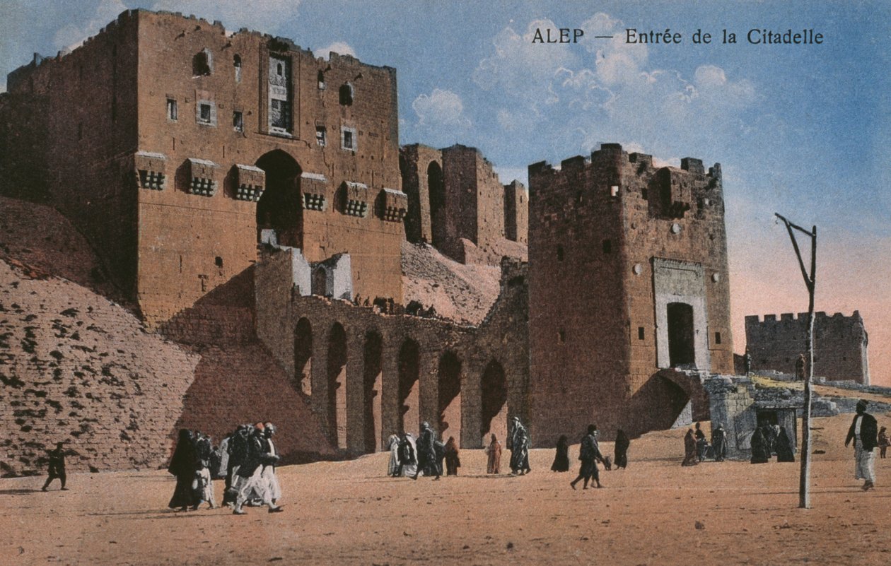 Vykort som visar ingången till Citadellet i Aleppo, ca 1920 (fotolito i färg) av Unbekannt