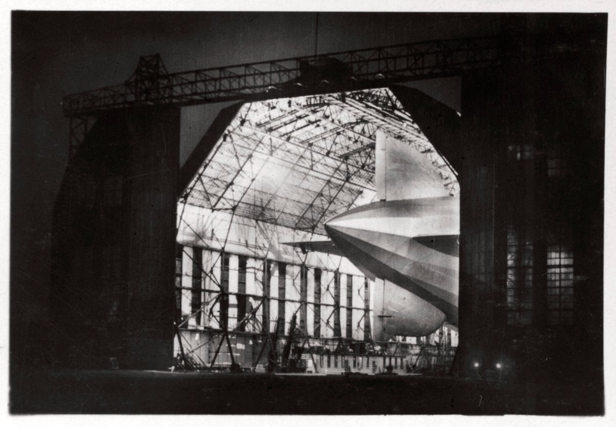 Förberedelser för ett nattflyg, Zeppelin LZ 127 Graf Zeppelin, 1933 av Unbekannt