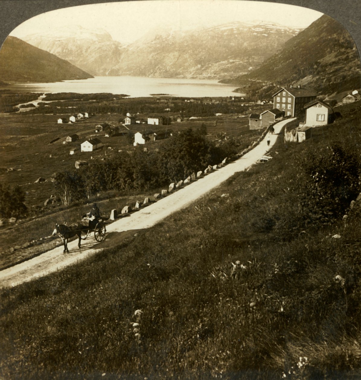 Vackra bergväggar by och Roldalsjön, i det karga Västnorge, c1905. av Unbekannt