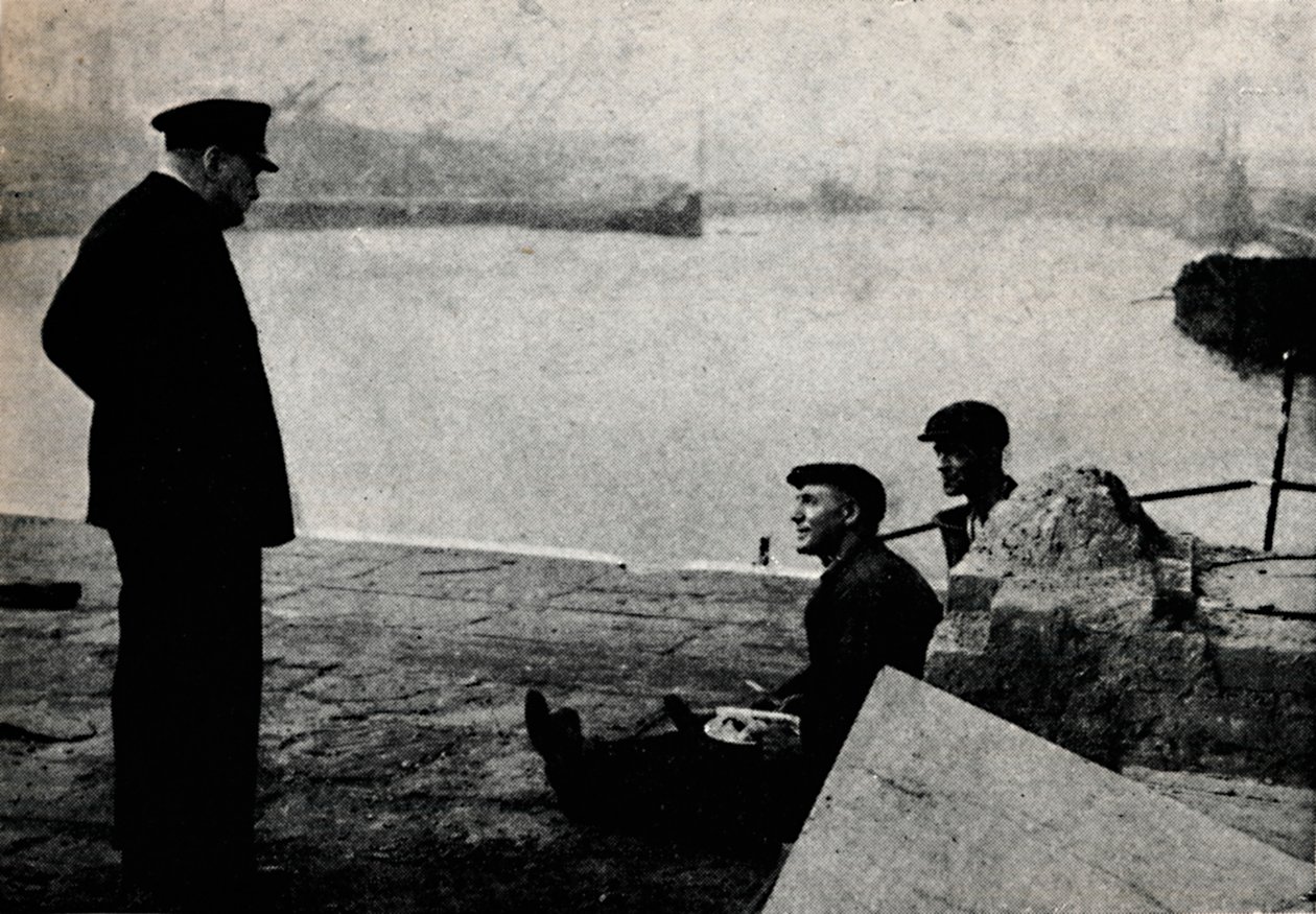 Premiärminister och män på gatan, 1940-talet, 1945. av Unbekannt