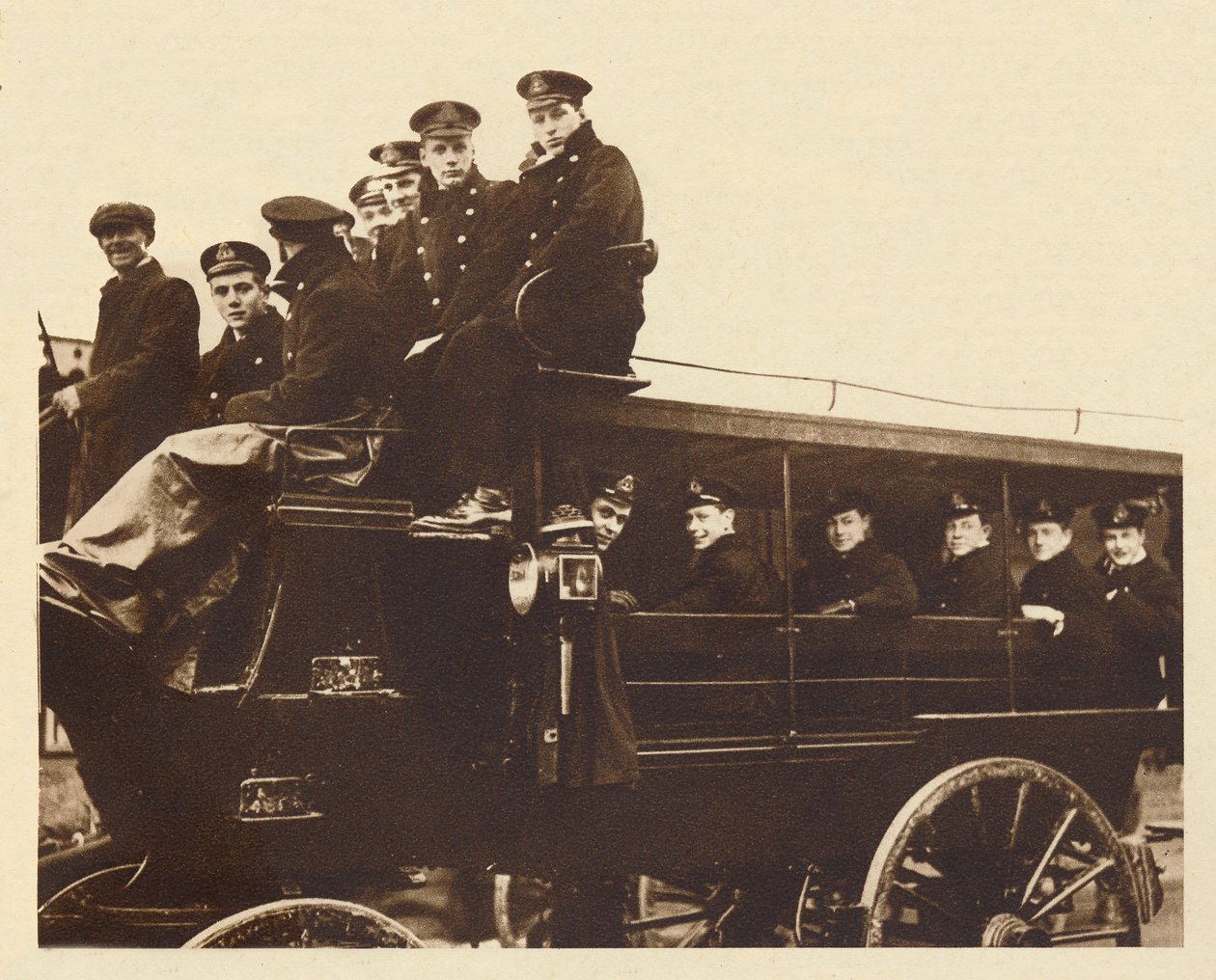 Prins Albert anländer till Devonport för att gå ombord på kryssaren Cumberland, 1913, 1937 av Unbekannt