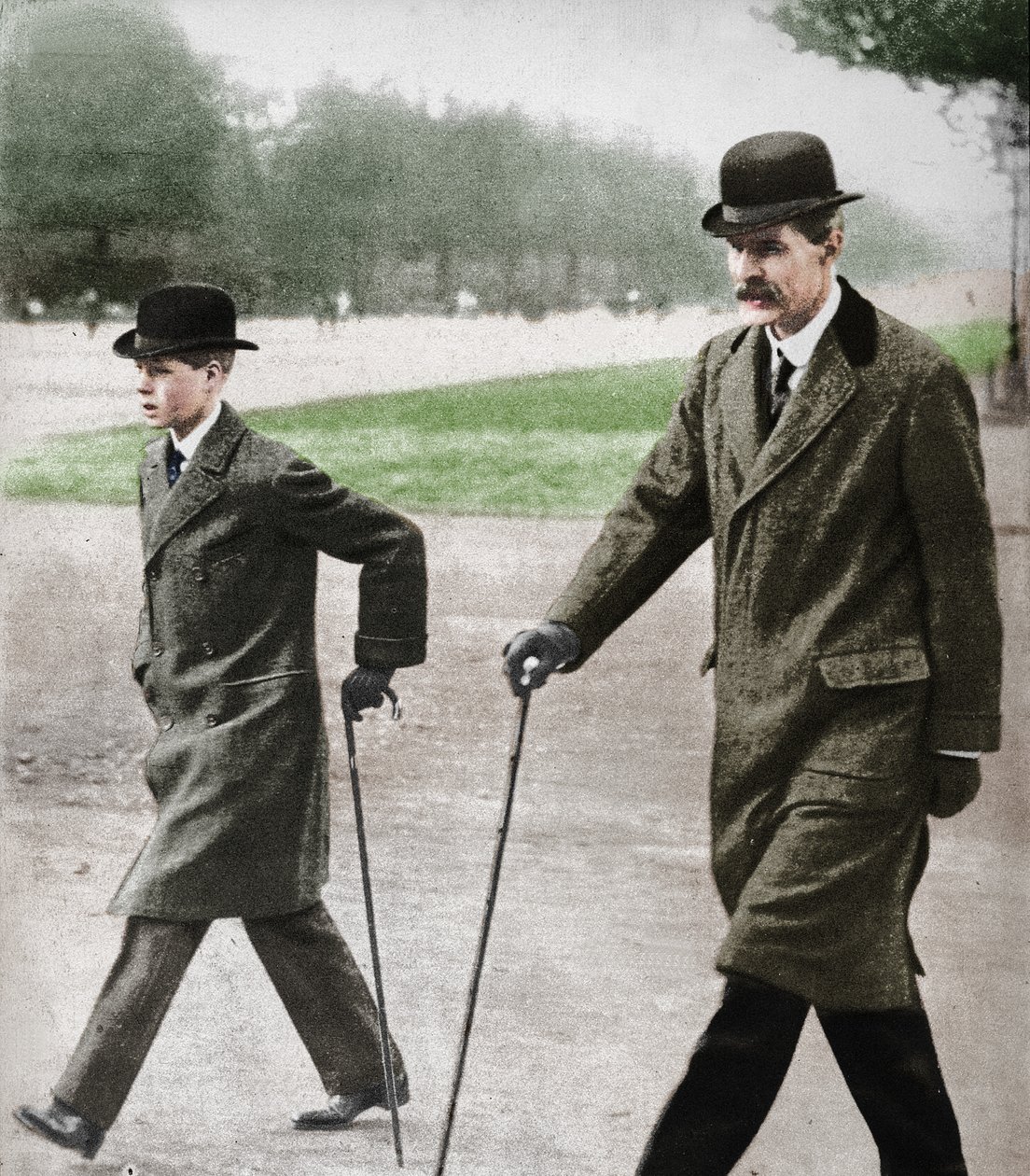 Prins Edward går med Mr HP Hansell, hans lärare, i Auteuil, Frankrike, 1912 1936. av Unbekannt