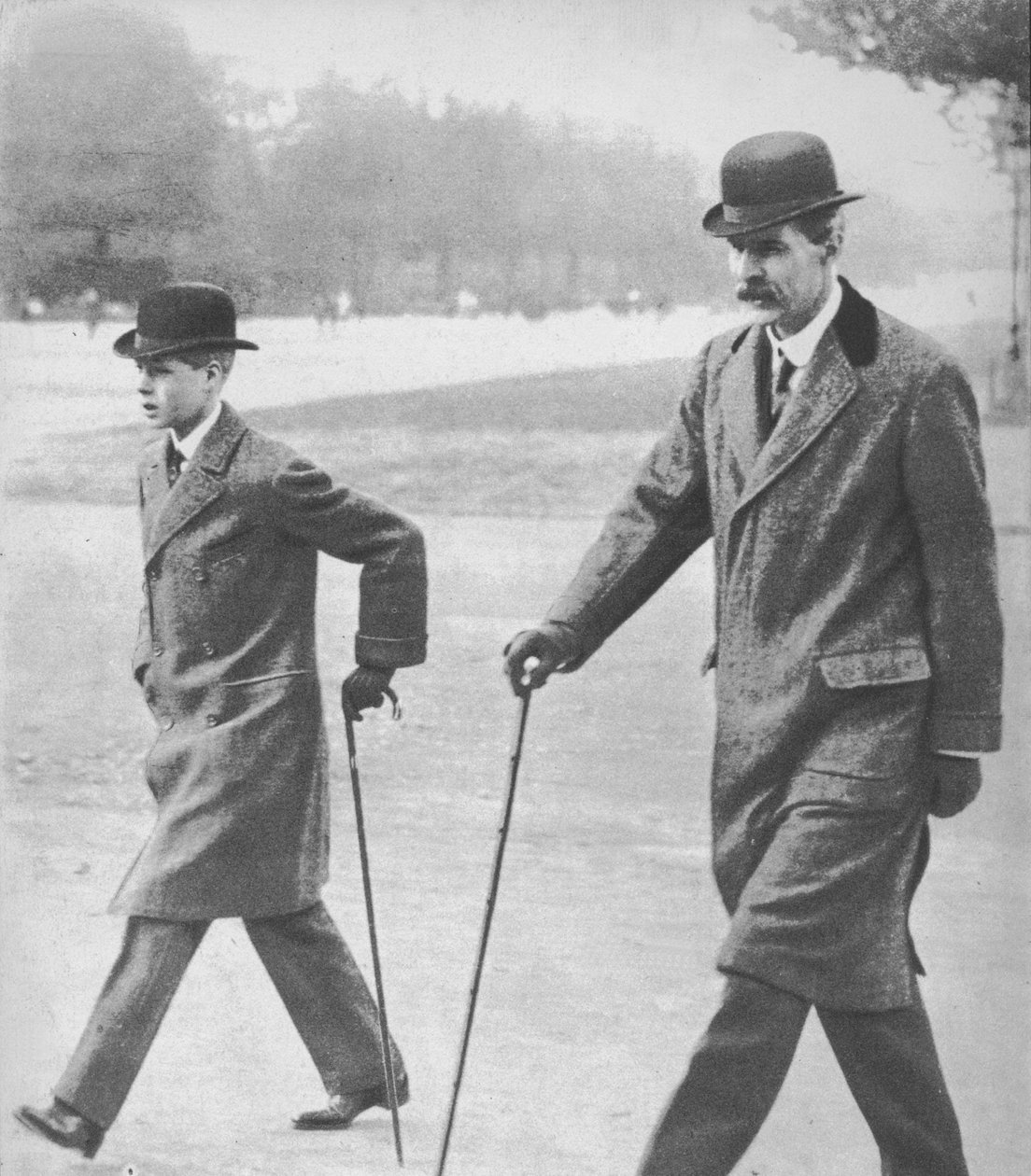 Prins Edward går med Mr HP Hansell, hans lärare, i Auteuil, Frankrike, 1912 1936. av Unbekannt