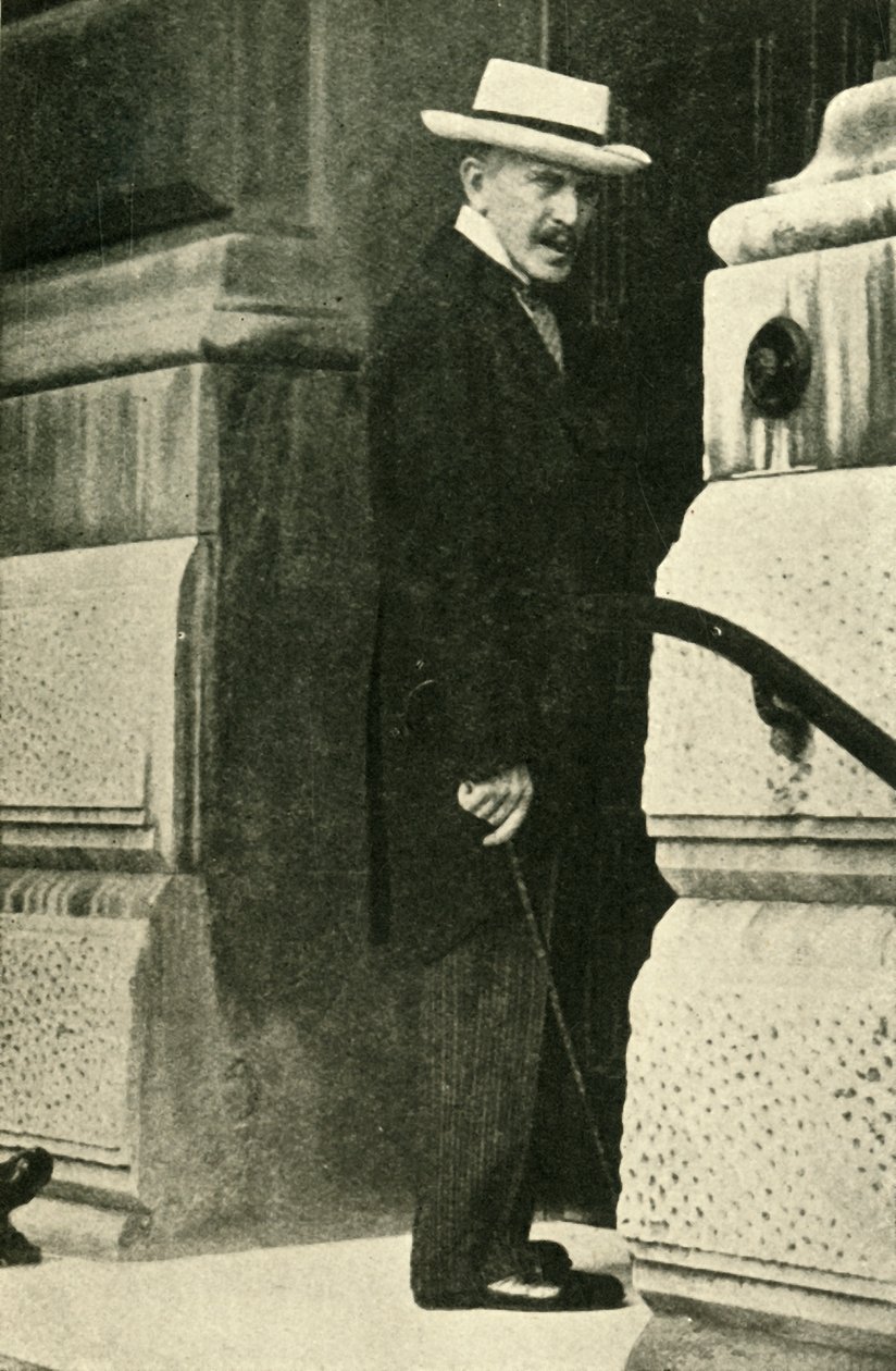 Prins Lichnowsky vid utrikeskontoret, London, 1914, c1920. av Unbekannt