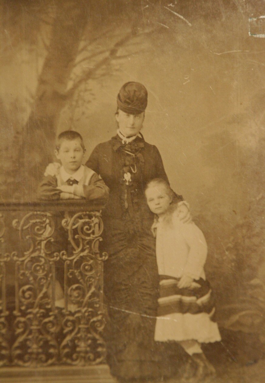 Prinsessan Ekaterina Mikhailovna Yurievskaya med barnen Georgy och Olga, slutet av 1870-talet-början av 1880-talet. av Unbekannt