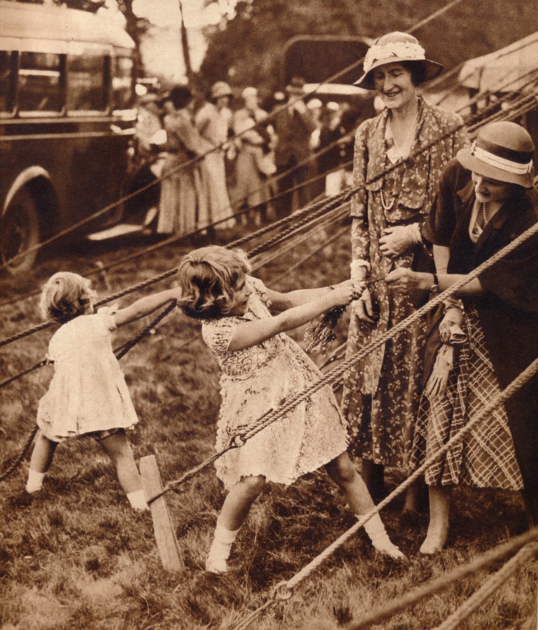 Prinsessan Elizabeth och prinsessan Margaret drar på sig, 1930-talet 1935 av Unbekannt
