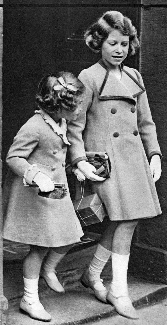 Prinsessan Elizabeth och hennes syster, c1936 av Unbekannt