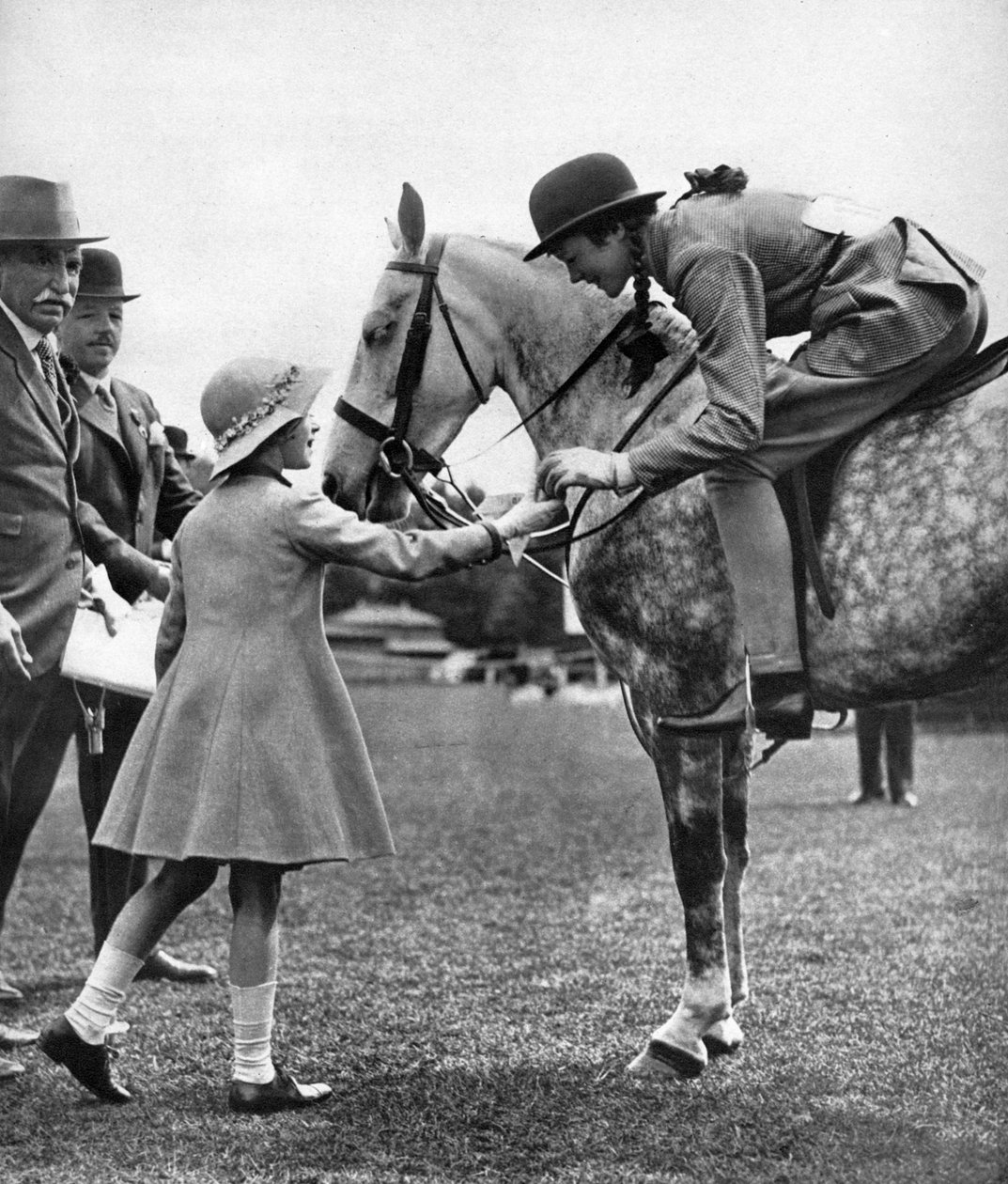 Prinsessan Elizabeth på Childrens Day, Richmond Horse Show, c1936 av Unbekannt