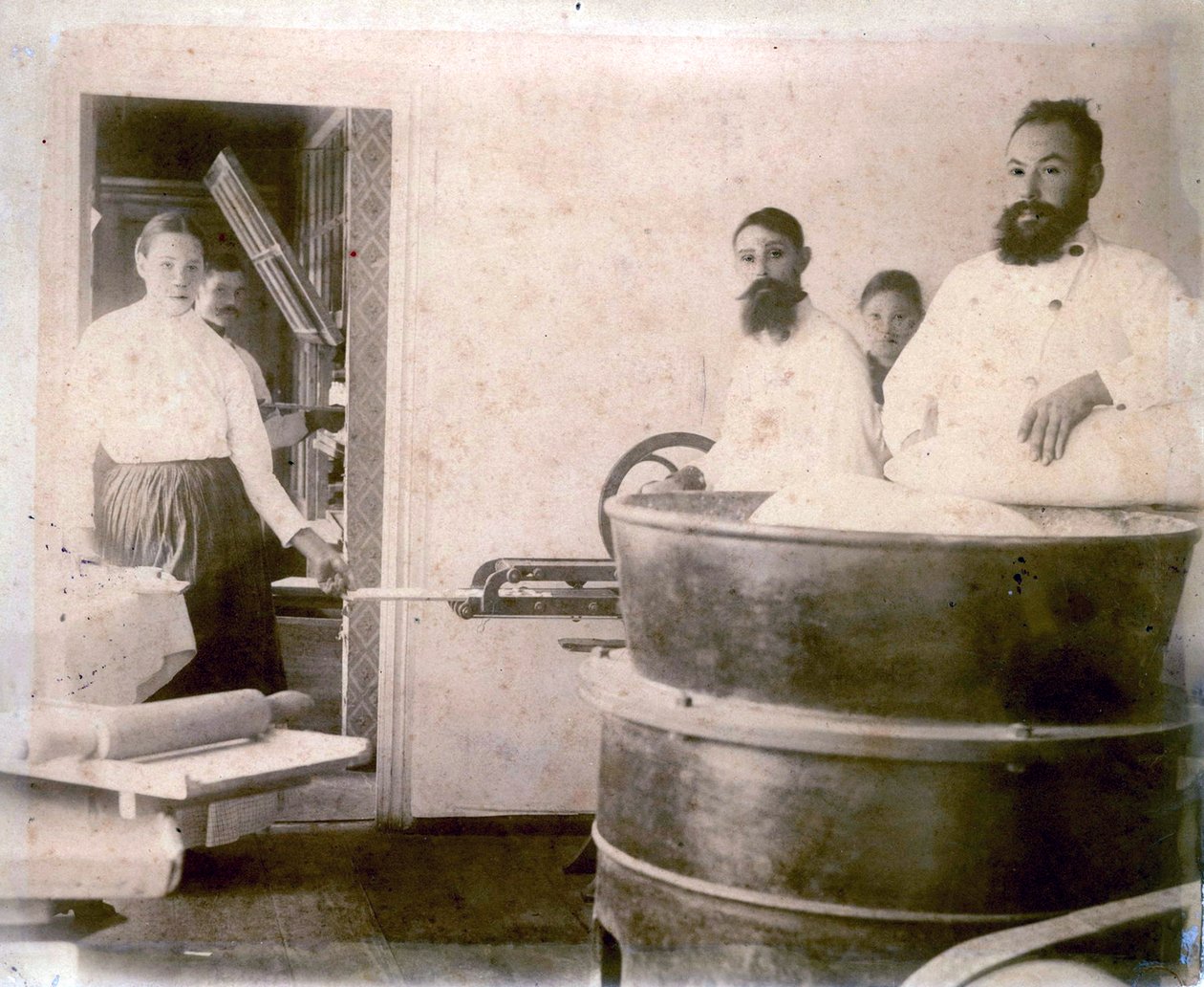 Tillverkning av mineralvattenkaka, Yessentuki, Ryssland, 1900-talet. av Unbekannt