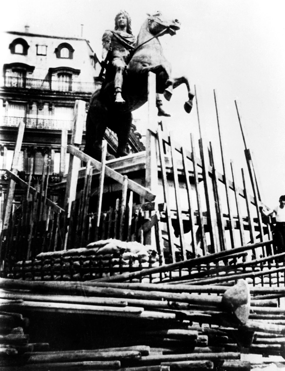 Skyddsåtgärder för statyn av Ludvig XIV, Paris, 1940 av Unbekannt