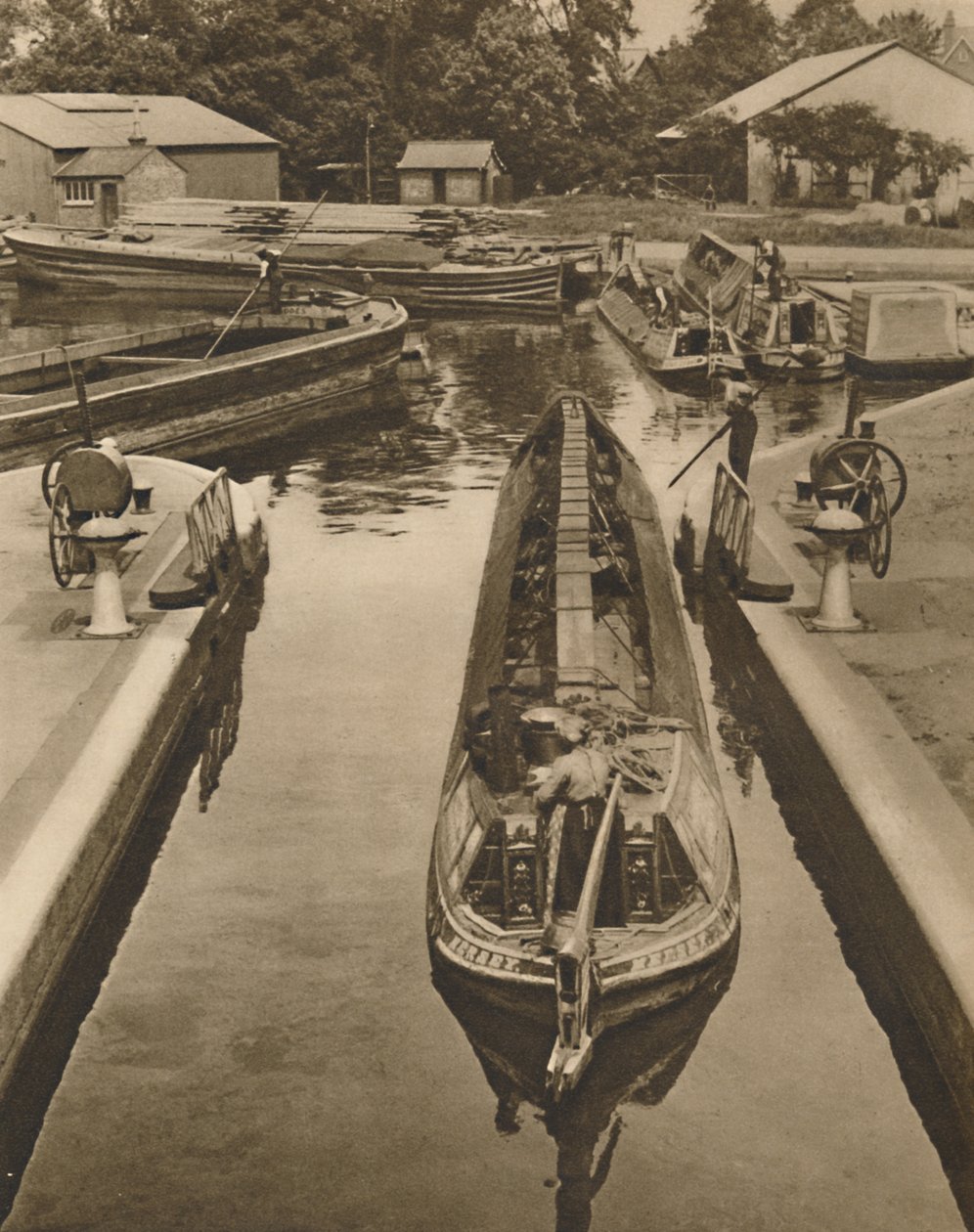 Knuffar en apabåt genom slussen i Brentford, c1935. av Unbekannt