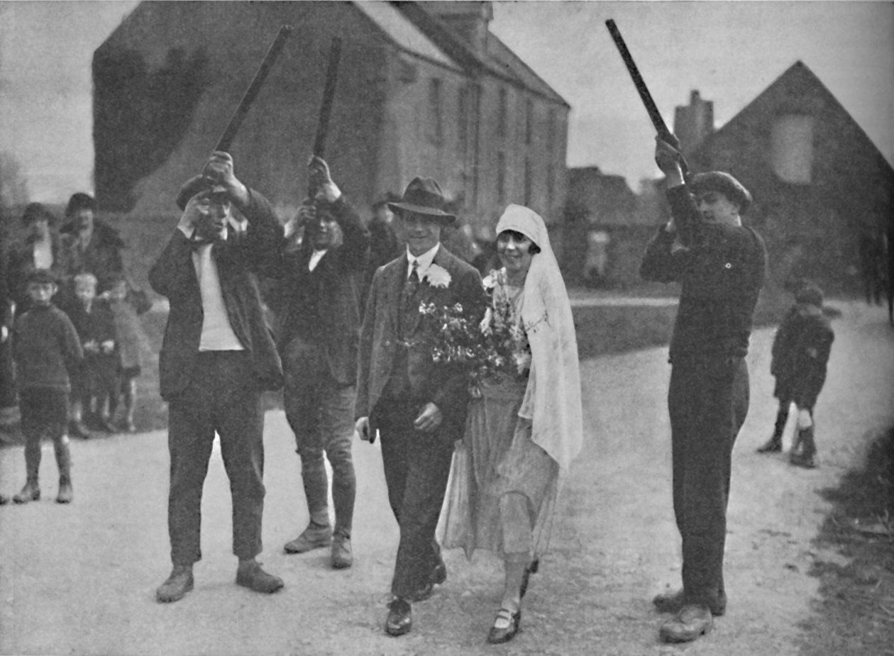 Pittoreska hedniska vidskepelser som fortfarande överlever på Holy Island, c1935 av Unbekannt