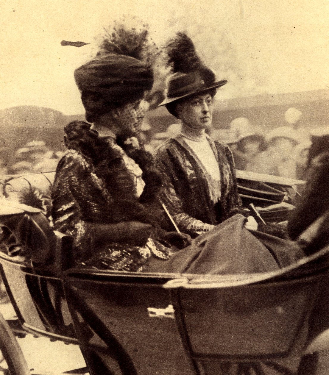 Drottning Alexandra av Danmark och prinsessan Victoria anländer till St. Pauls Cathedral av Unbekannt