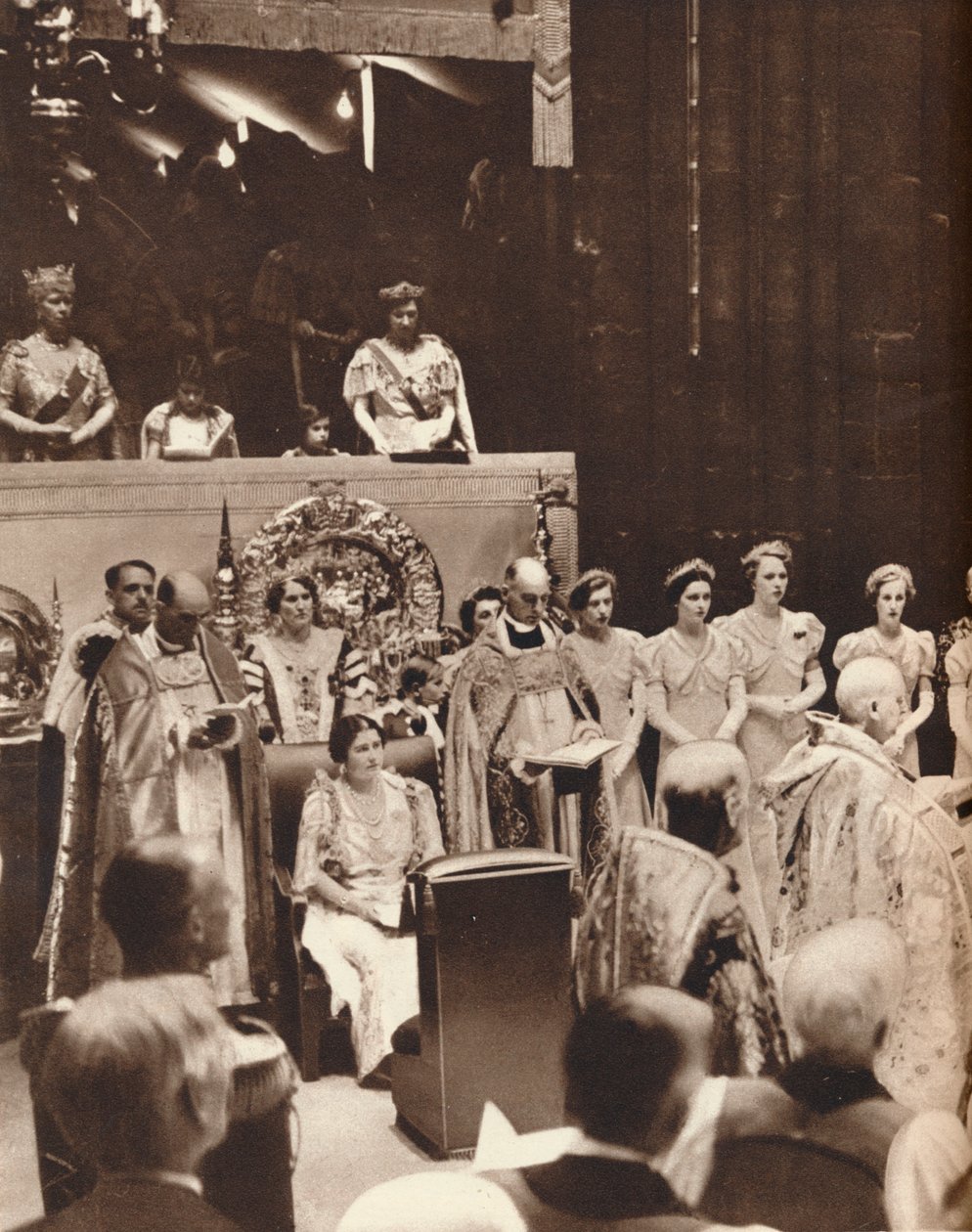 Drottning Elizabeth ser på när hennes man kröns på dagen för sin kröning, 1937 av Unbekannt