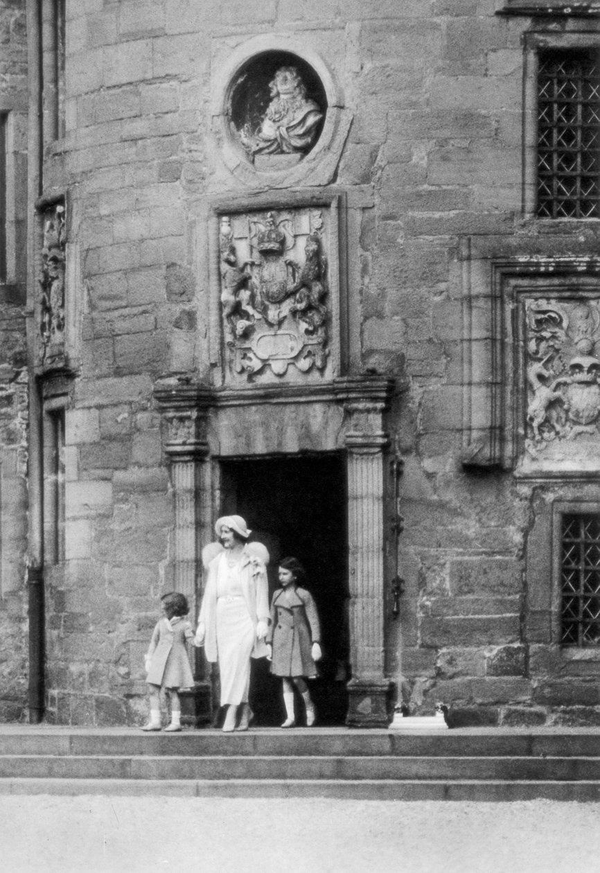 Drottning Elizabeth med prinsessorna Elizabeth och Margaret Rose, Glamis Castle, Skottland, 1937 av Unbekannt