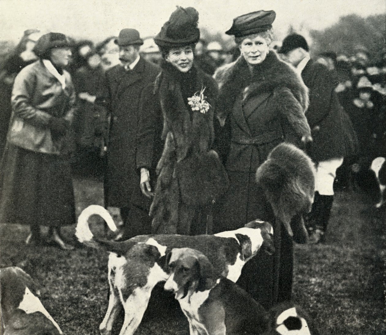 Drottning Mary och drottning Alexandra vid ett möte i West Norfolk Hunt 1920, 1951. av Unbekannt