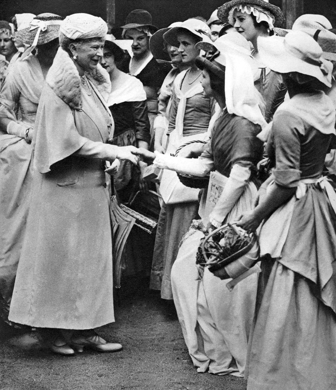 Queen Mary på den gamla Westminster-marknaden och mässan i Deans Yard, Westminster, c1936 av Unbekannt