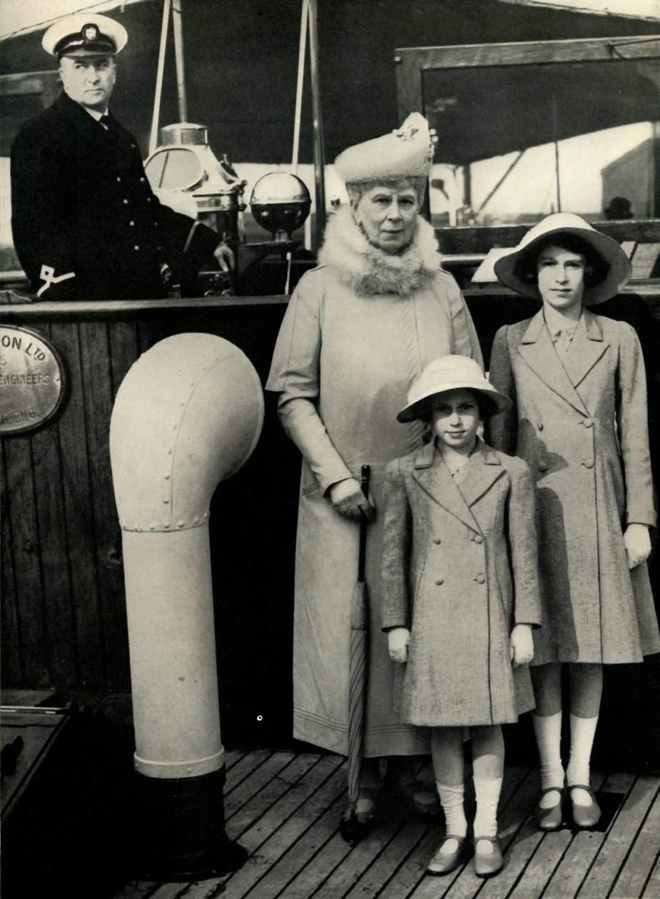 Queen Mary med sina barnbarn, 1930-talet, 1951. av Unbekannt