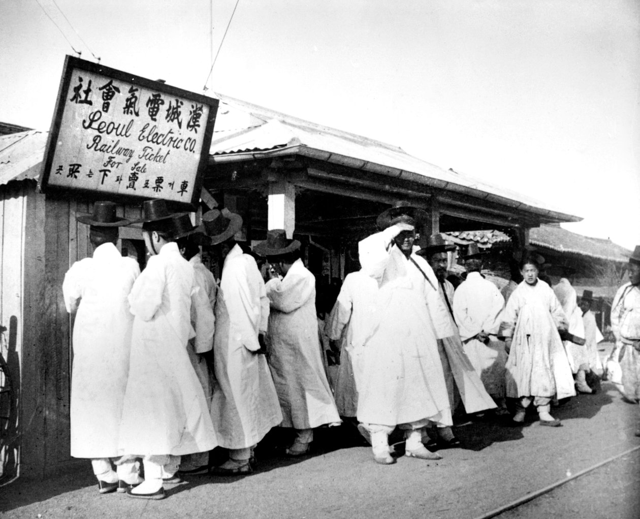 I kö för järnvägsbiljetter, Seoul, Korea, 1900 av Unbekannt