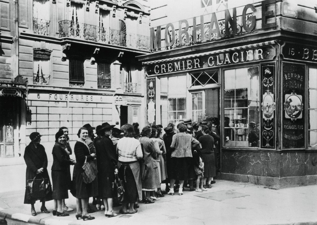 Kön av kvinnor utanför en mejeributik, tyskockuperade Paris, 28 juni 1940 av Unbekannt