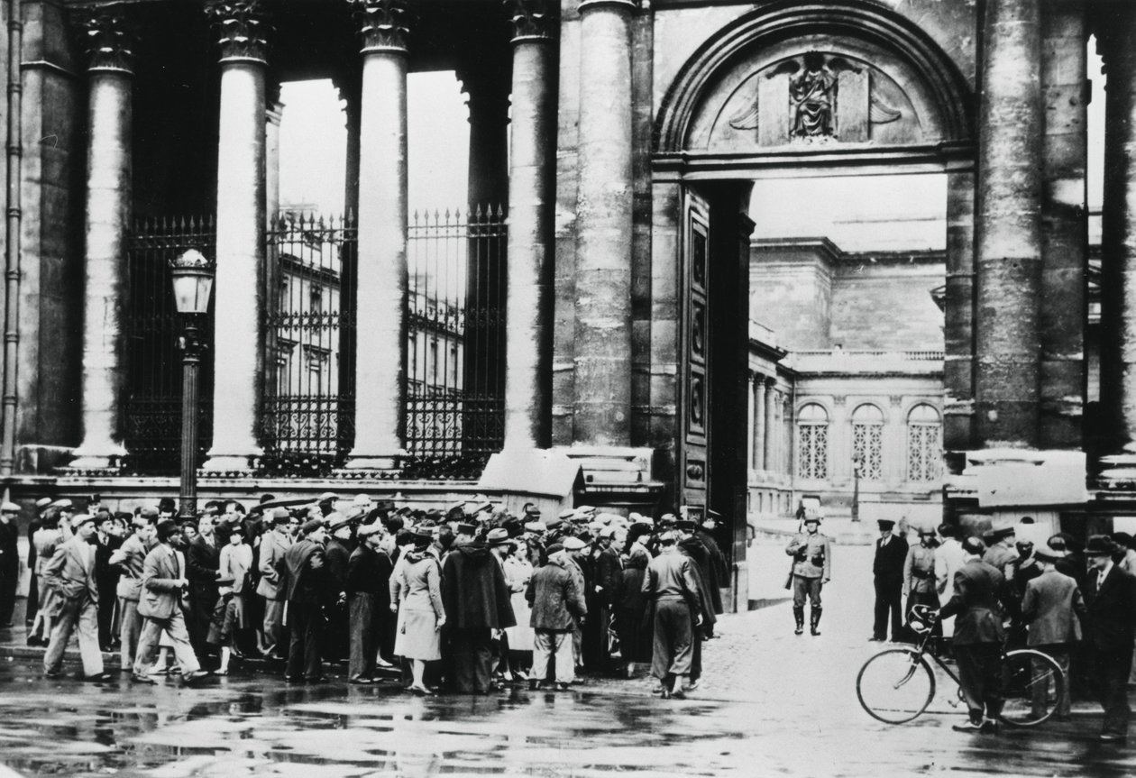 Kö utanför byrån för information för civila i deputeradekammaren, Paris, juli 1940 av Unbekannt