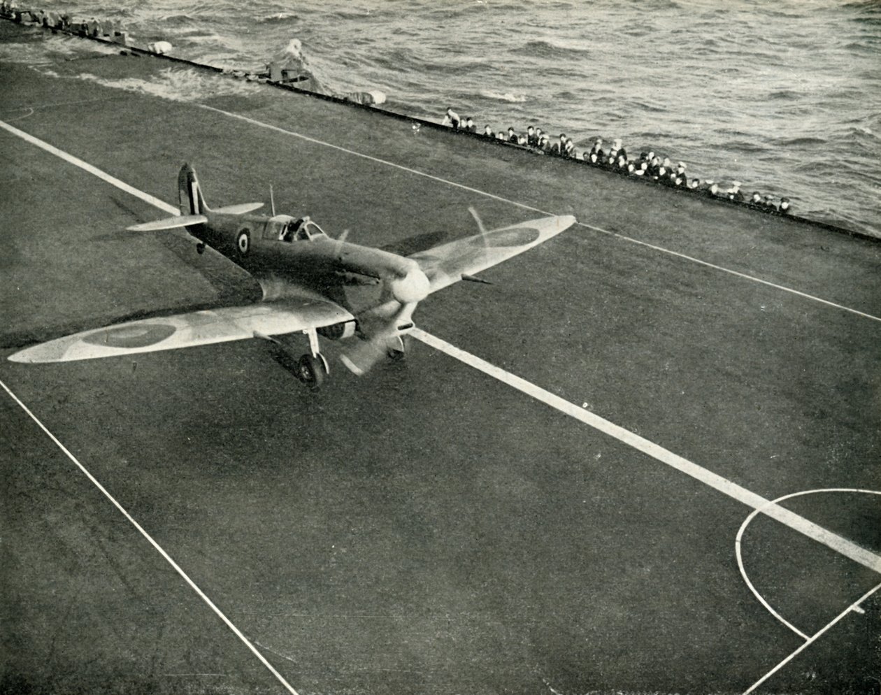 RAF Spitfire på däcket av ett hangarfartyg på väg till Malta, andra världskriget, 1942 1944. av Unbekannt
