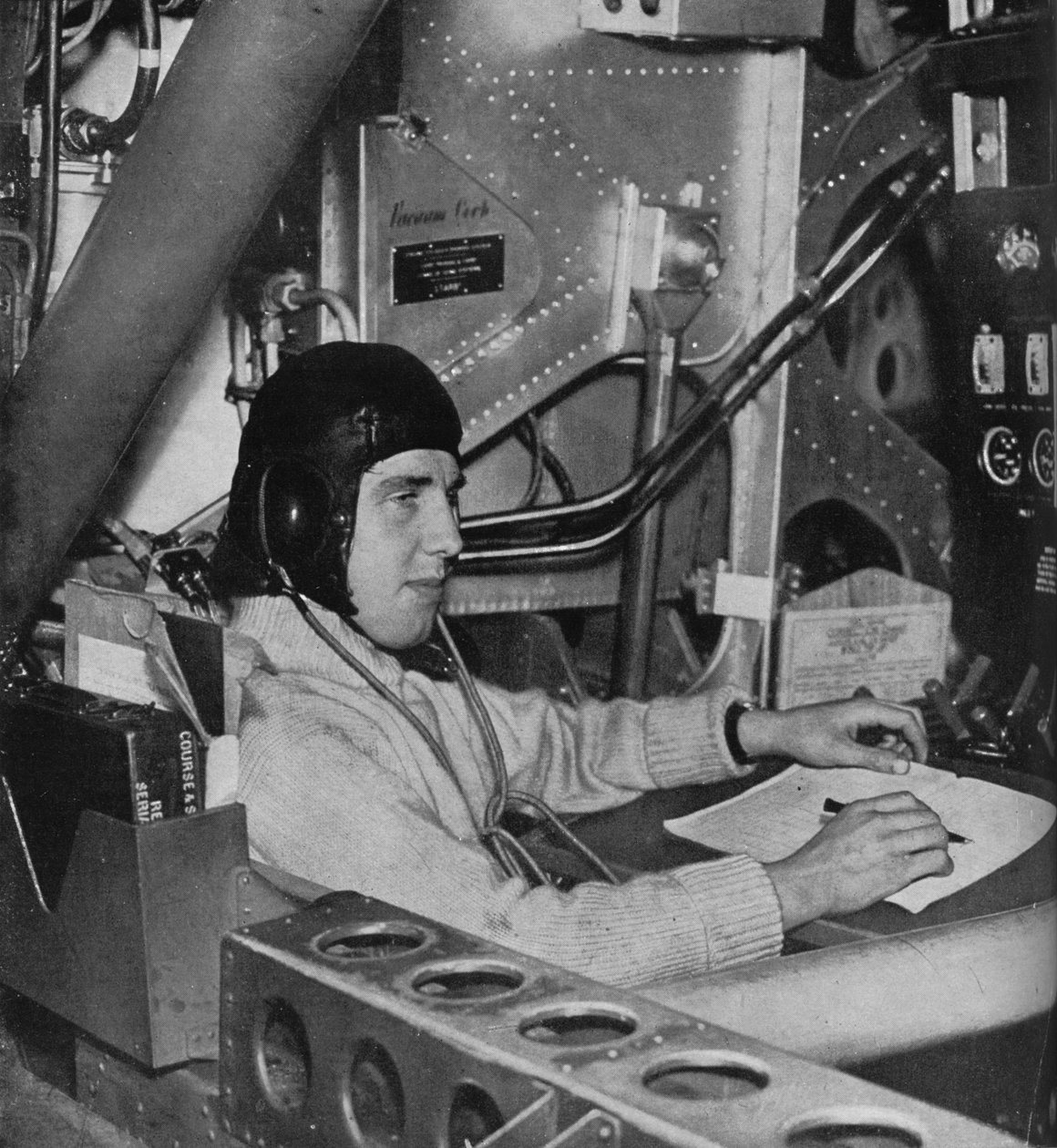 RAF flygingenjör ombord på ett flygplan, c1940 1943 av Unbekannt