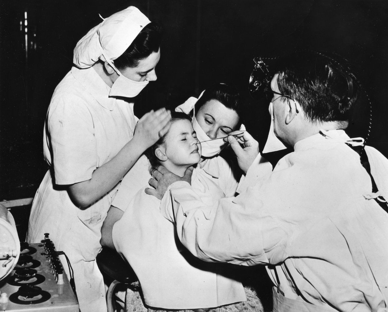 Radiumbehandling för att bota en näsinfektion, Frankrike, c1947-1951 av Unbekannt