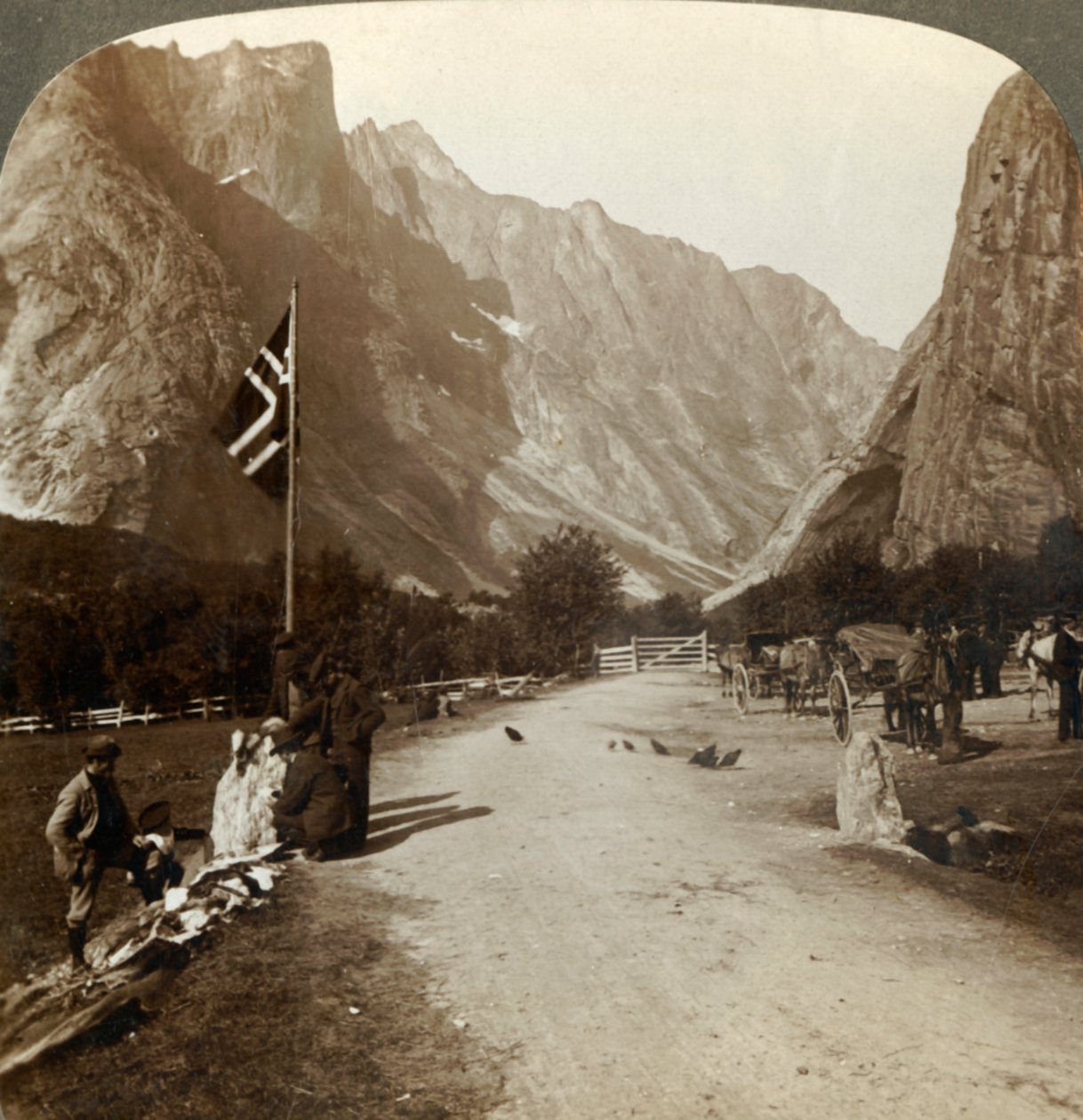 Ojämnt utbud av Troldtinder eller Witch Pinnacles från Valley Road, Horgheim, Norge, c1905. av Unbekannt