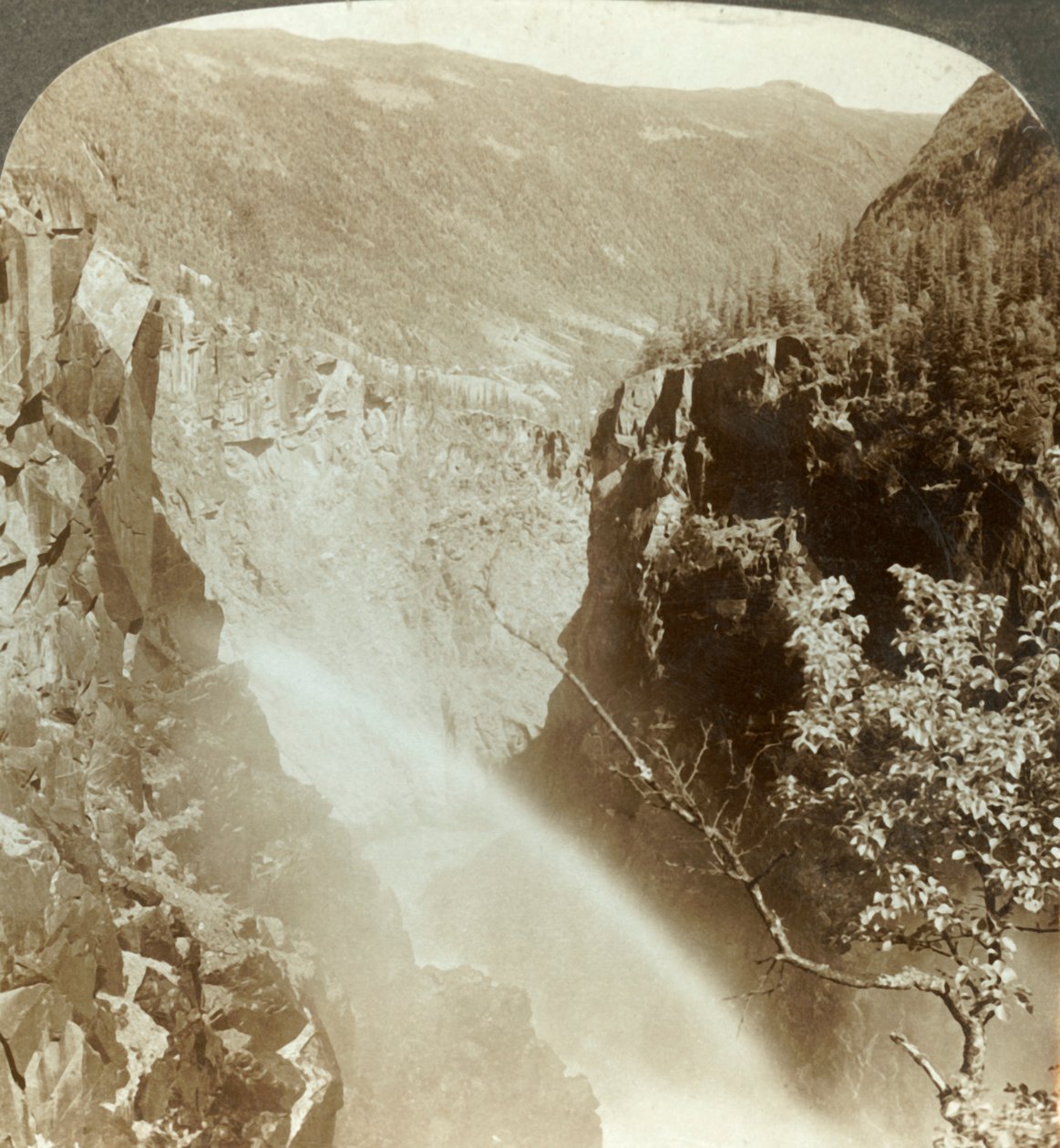 Regnbåge i sprayen på Rjukanfos, Norge, c1905. av Unbekannt