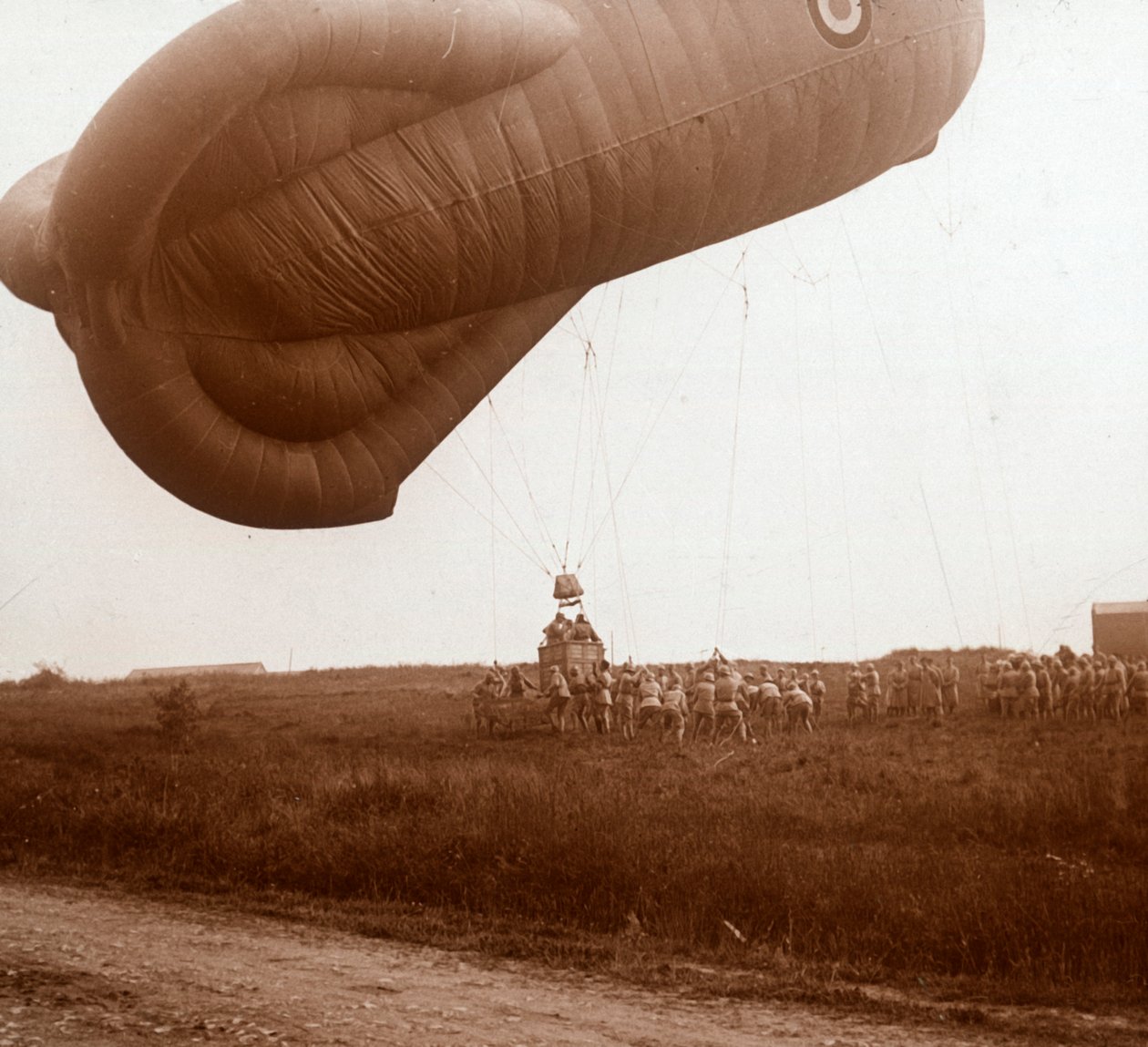 Resning av spärrballong med korg för observation, c1914-c1918 av Unbekannt