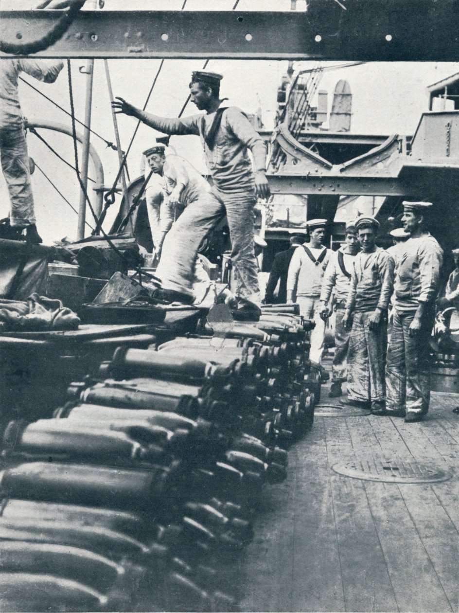 Ta emot granater för marinkanonerna på däcket av ett slagskepp, c1914 av Unbekannt