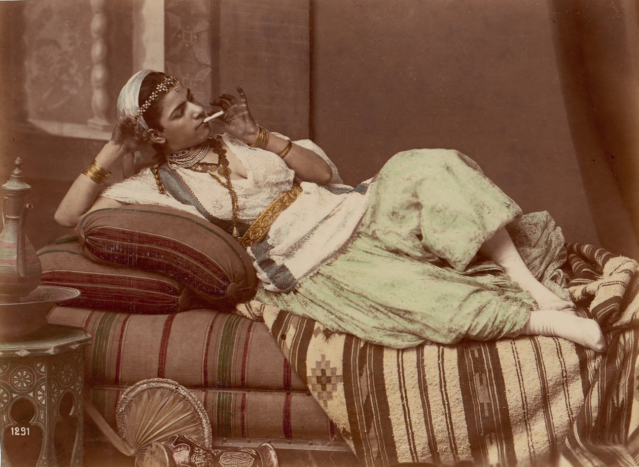Liggande kvinna röker, 1870-90. av Unbekannt