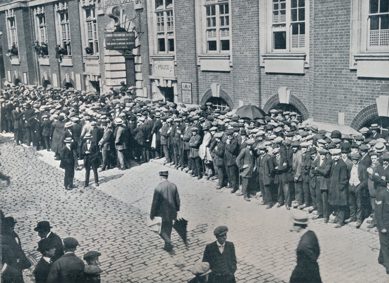 Rekryter väntar utanför centrala Londons rekryteringsdepå, 1914 av Unbekannt